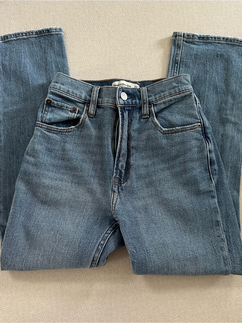 A&F The Ankle Straight Ultra High Rise (Medium) Short